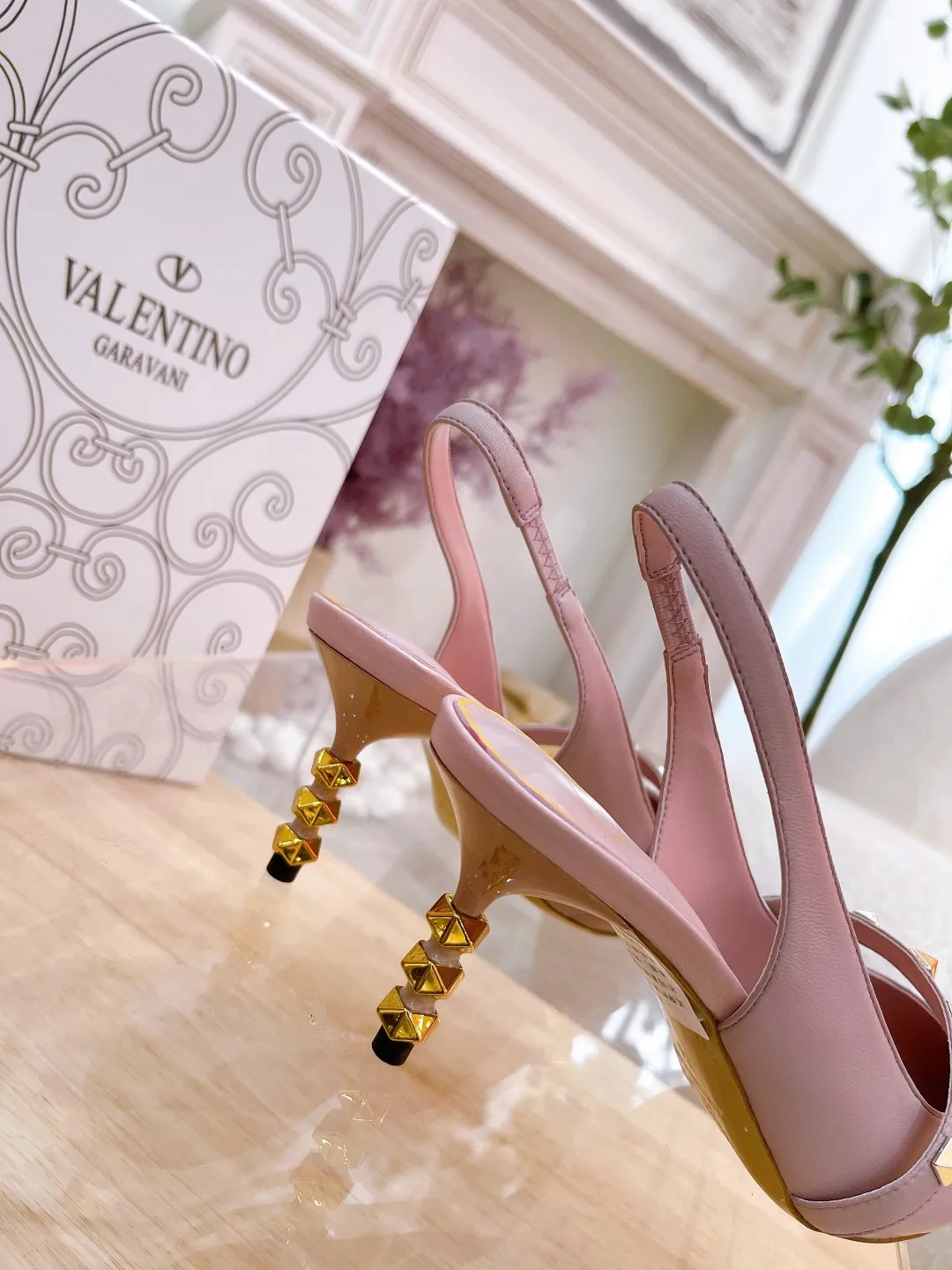 👟👟Ex-factory price 420👟👟 Genuine leather sole +40 🆕 Valentino. Valentino👑👑 latest counter series, perfect details, very eye-catching catwalk series recommendation (regular sole + genuine leather sole +40) V family’s popular rivet elements, luxurious and gorgeous! Various colors can be matched with beautiful clothes in spring and summer. There are many choices🎉🎉Exquisite and durable ~ The upper part is very pedicure style. The key point is that it is very good and easy to control. It does not grind the feet and does not tire the feet. It is a walking artifact. The last shape is completely compared to the counter. The details are perfect. Without the original version, it would not be so exquisite! (Note! The heel shape and height are exclusively molded according to the original version) 🔺Material: imported sheepskin, 🔺Inner padding: imported high-gloss sheepskin lining according to the original version 🔺4 colors: all black + white + black + pink + nude + burgundy 🔺Number of yards: 34 to 42 (customized for 42) 🔺Heel height: 7cm